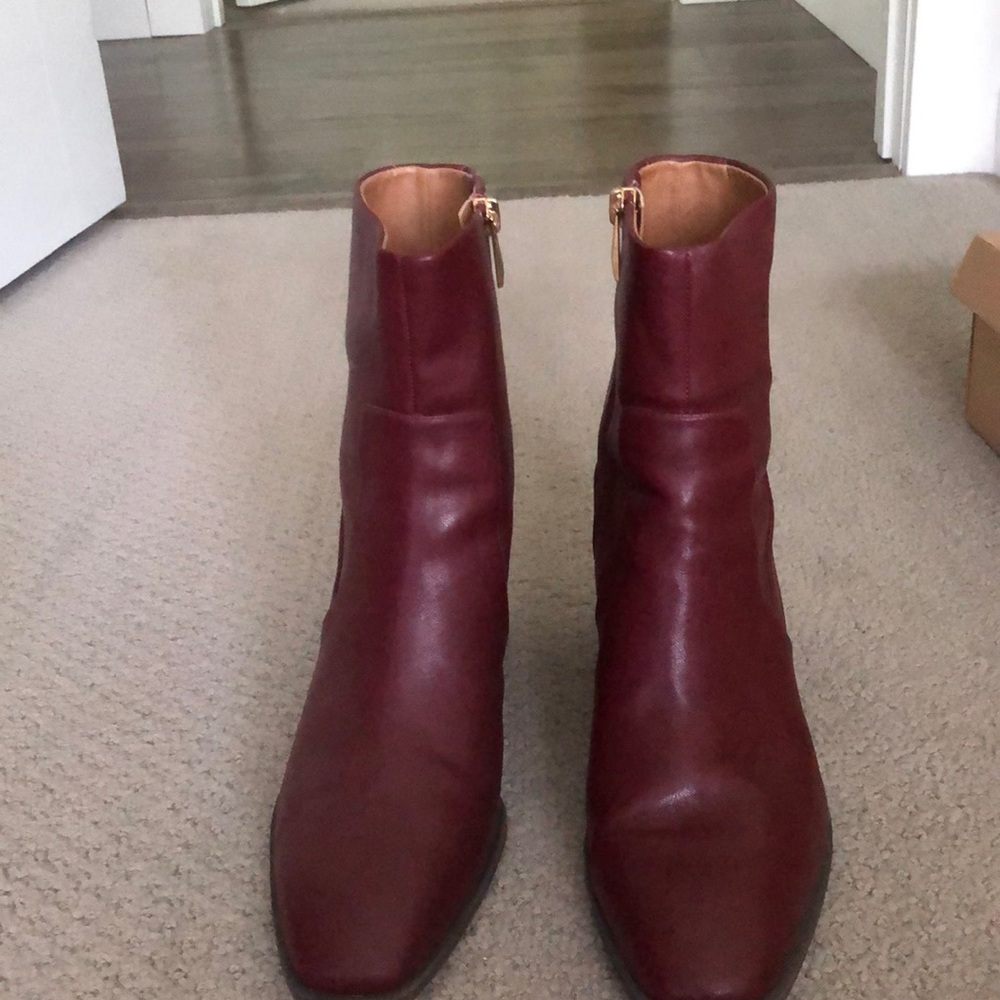 Like new size 8 Nordstrom Rack wine colored boots